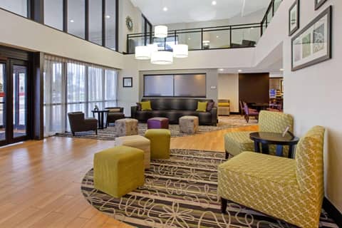 La Quinta Inn & Suites by Wyndham Detroit Metro Airport — photo 7