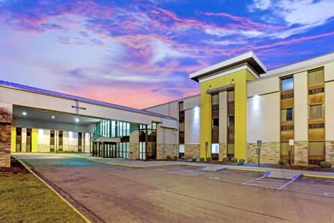 La Quinta Inn & Suites by Wyndham Detroit Metro Airport — photo 9
