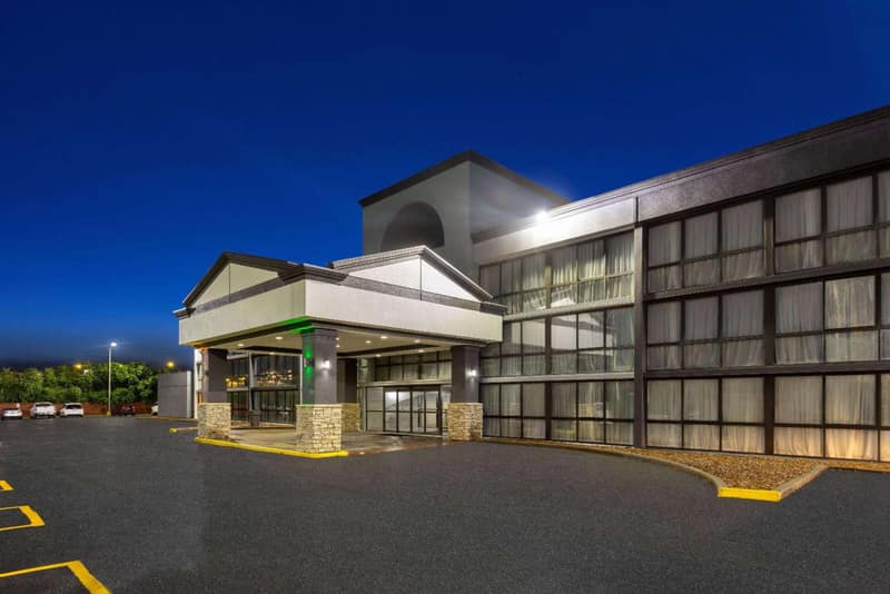 Wingate by Wyndham Kansas City — building
