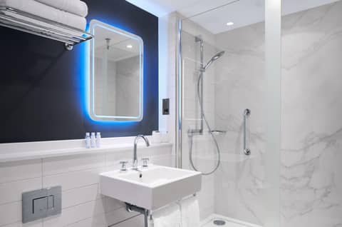 Strand Palace — bathroom