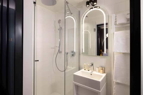 Best Western Plus Bretagne Montparnasse — bathroom