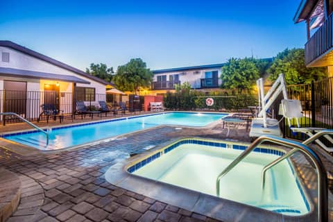 Lemon Tree Hotel and Suites — photo 2