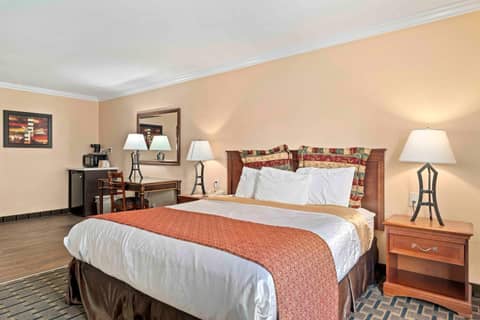 Lemon Tree Hotel and Suites — photo 8
