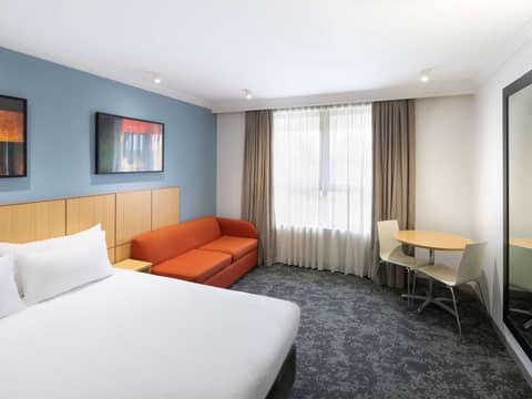 Mercure Brisbane Garden City — hotel room