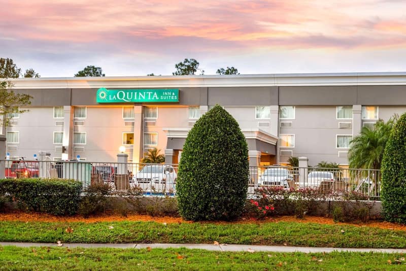 La Quinta Inn & Suites by Wyndham Jacksonville Mandarin — building
