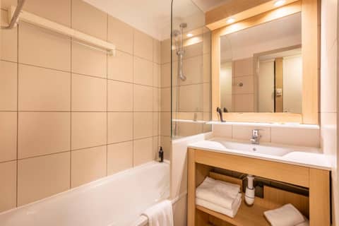 Zenitude Hôtel-Résidences Marseille Prado — bathroom