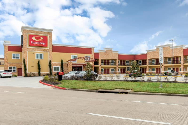 Econo Lodge Inn & Suites Houston Willowbrook — building