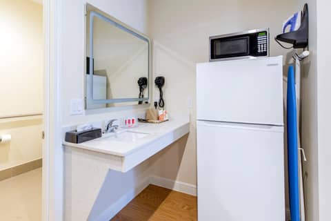 Econo Lodge Inn & Suites Houston Willowbrook — photo 9