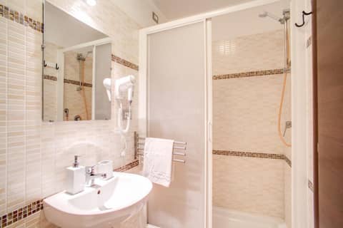 Hotel Mosaic Central Rome — bathroom