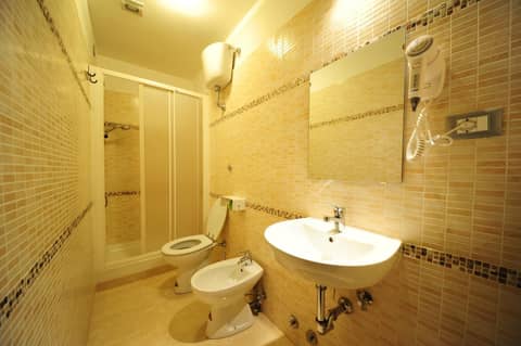 Hotel Mosaic Central Rome — bathroom