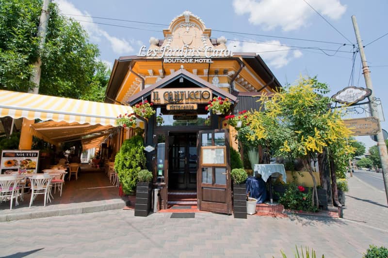 Hotel Les Jardins Carol — building
