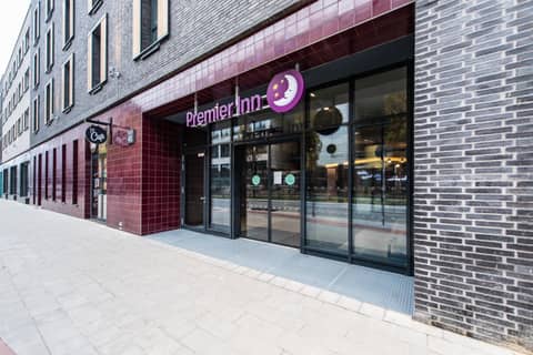 Premier Inn Hamburg St. Pauli — hotel building
