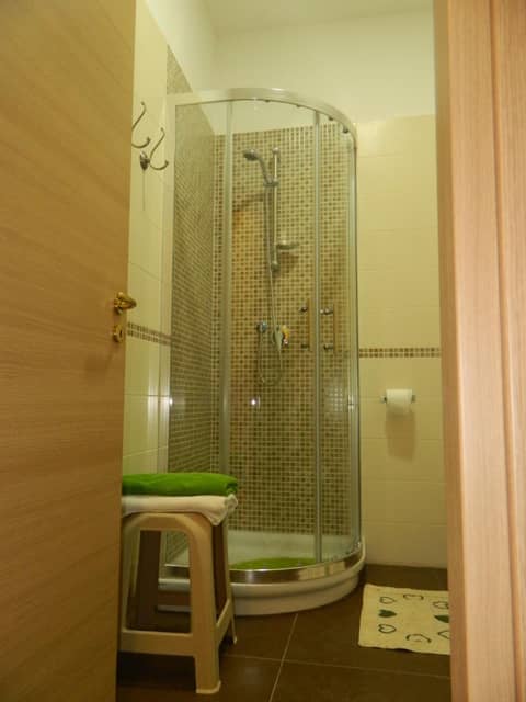 Bed & Breakfast Travellers — bathroom