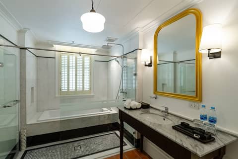 Bella Nara Hotel Chiang Mai — bathroom