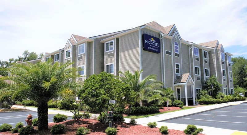 Microtel Inn & Suites by Wyndham Jacksonville Airport — building
