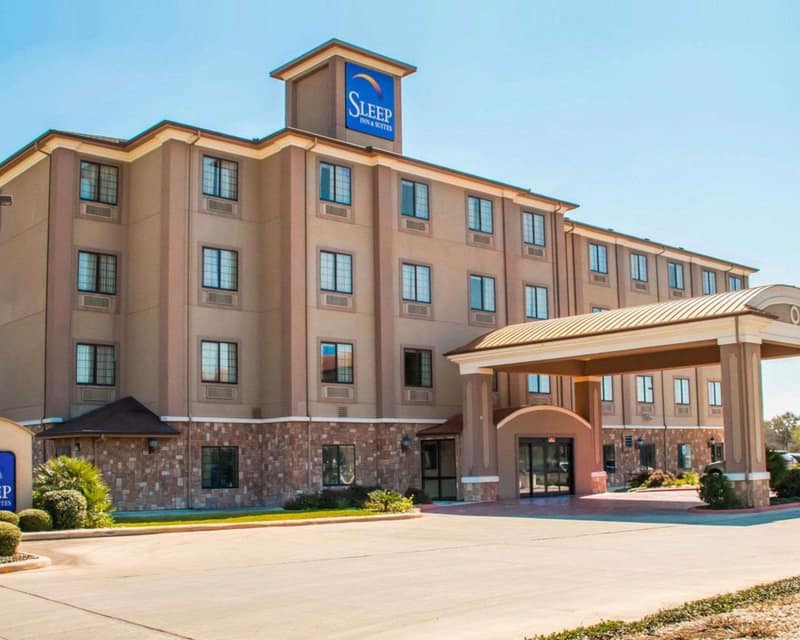 Sleep Inn & Suites at Six Flags — building