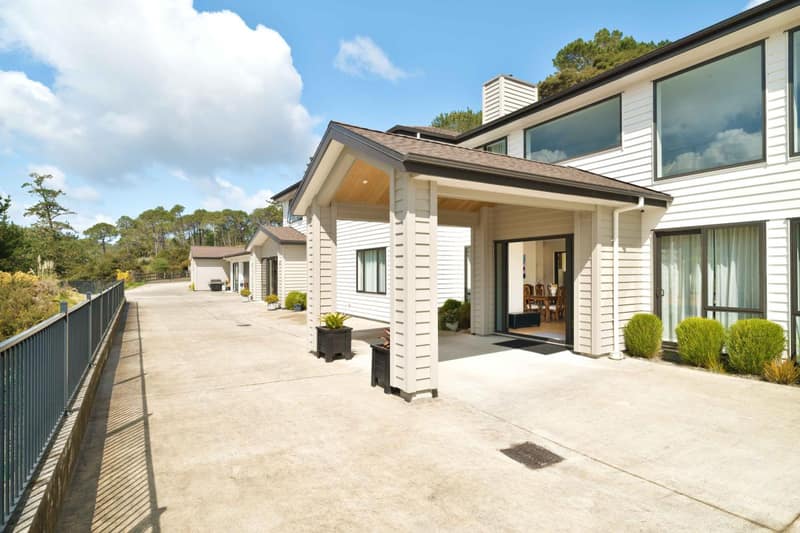 Alpaca Manor Auckland — building