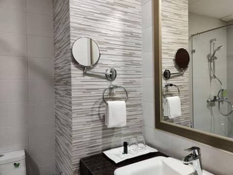 Club Mahindra Mac Boutique Hotel — bathroom