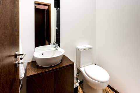 Lounge Inn Guest House — bathroom