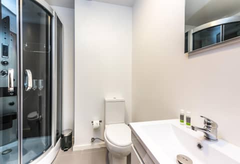 Lounge Inn Guest House — bathroom