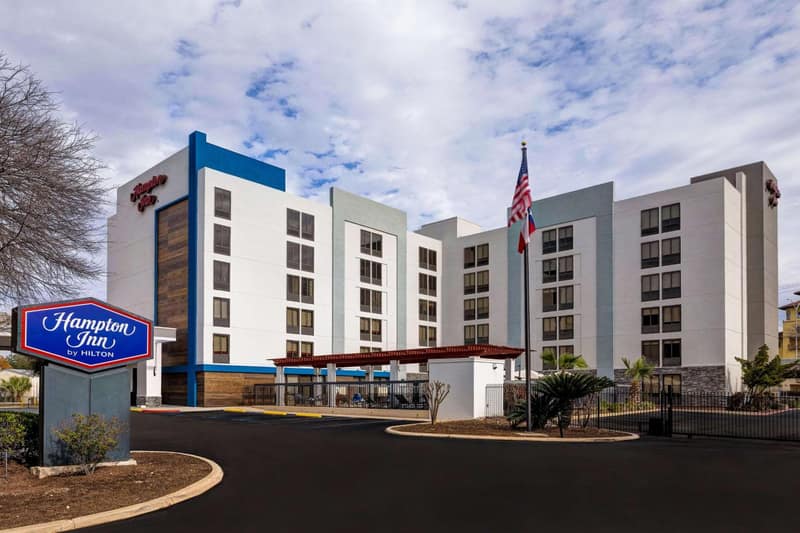 Hampton Inn San Antonio Downtown — building