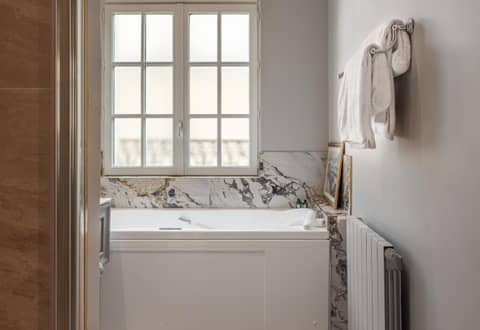 Hôtel Elysia by Inwood Hotels — bathroom