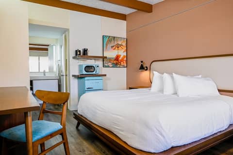 Golden Host Resort - Sarasota — hotel room
