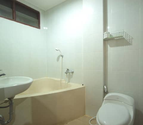 Bakung Sari Resort — bathroom