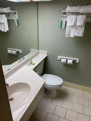 Barclay Hotel Atlanta Downtown — bathroom
