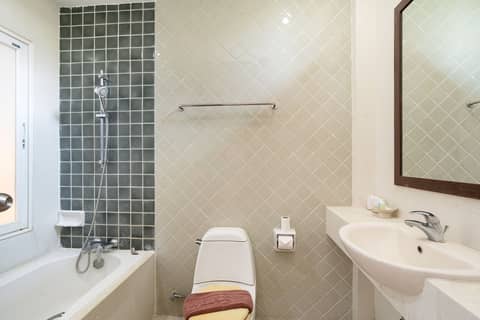 East Sea Paradise Hotel — bathroom