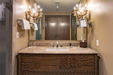 Bohemian Hotel Savannah Riverfront, Autograph Collection — bathroom