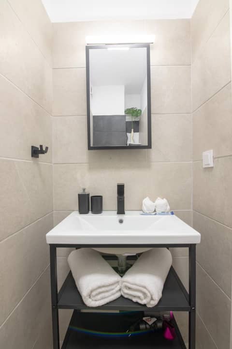 Athens Connection Apartments — bathroom