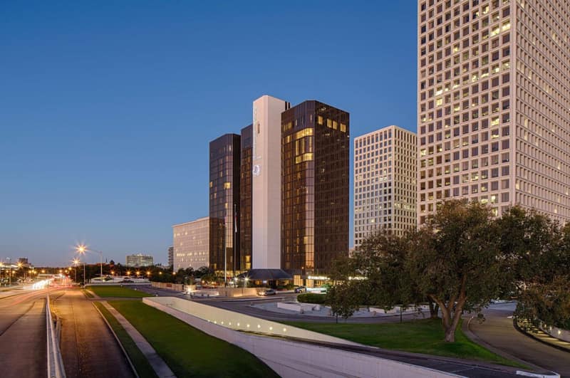 DoubleTree by Hilton Hotel Houston Greenway Plaza — building