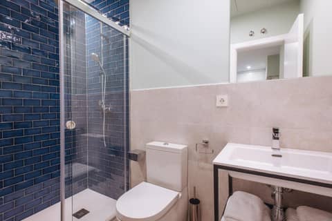 Sercotel Sevilla Guadalquivir Suites — bathroom