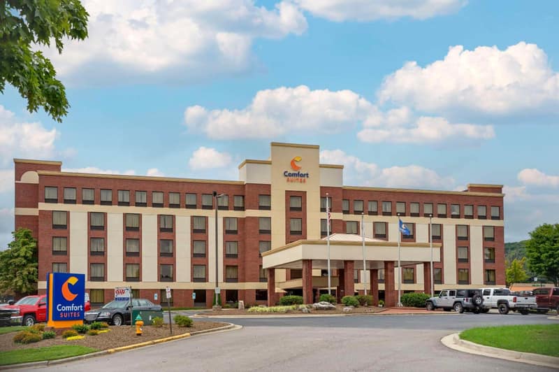 Comfort Suites Outlet Center — building