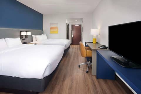 Comfort Suites Outlet Center — photo 2