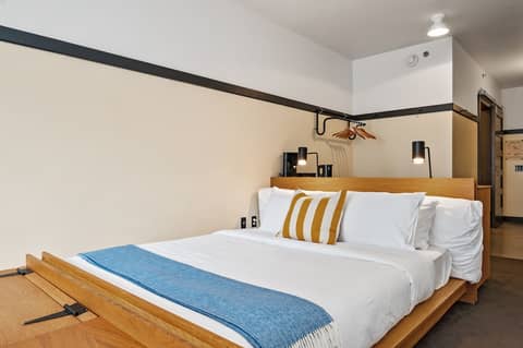 Premier Room, 1 Queen Bed (Self Check-in with Virtual Front Desk) — the supplier's photographs — photo 1