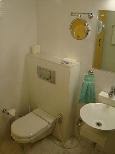 Ray Of Maya Retreat and Resorts — bathroom
