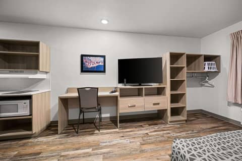 WoodSpring Suites Dearborn Detroit — photo 8