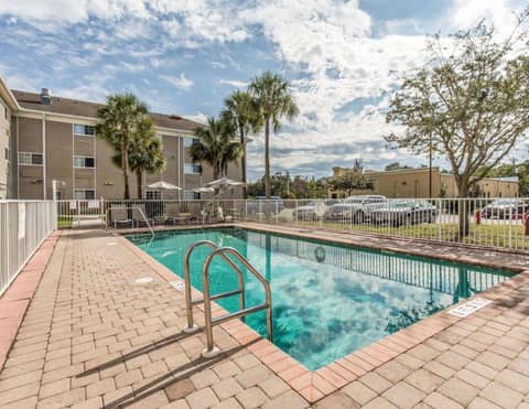 Suburban Studios Fort Myers Cape Coral — recepcion & lobby