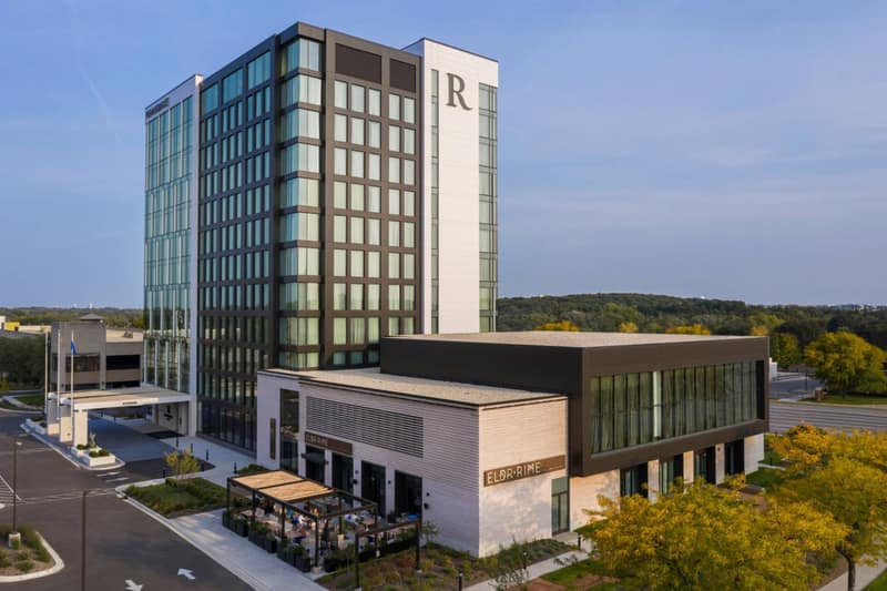 Renaissance Milwaukee West Hotel — building
