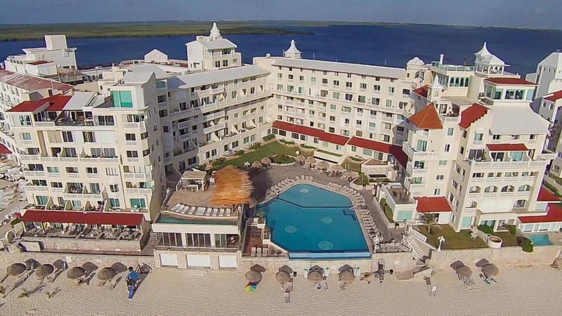BSEA Cancun Plaza Hotel — building