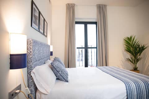nQn Aparts & Suites Sevilla — hotel room