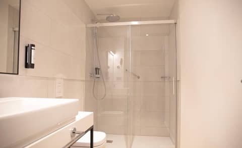 nQn Aparts & Suites Sevilla — bathroom