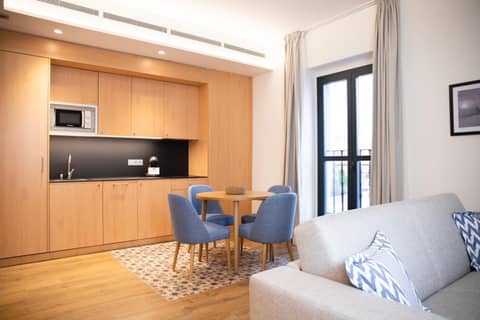 nQn Aparts & Suites Sevilla — kitchen