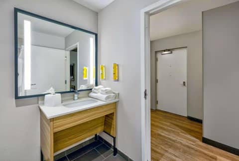 Tru By Hilton Minneapolis Downtown — bathroom