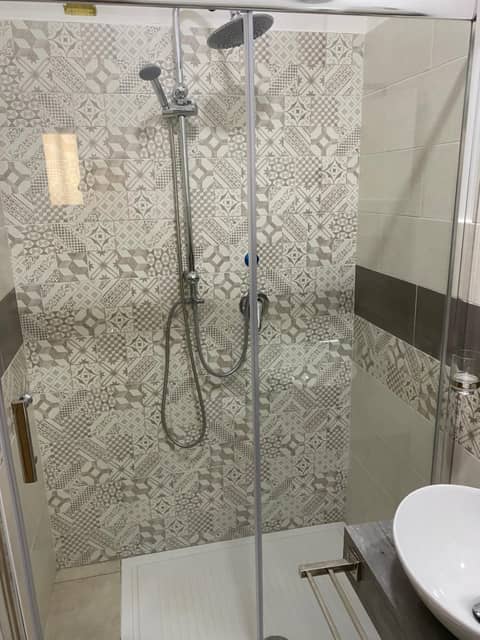 Hotel Poker — bathroom