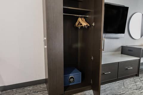 Holiday Inn Express & Suites Toronto Airport South by IHG — photo 3
