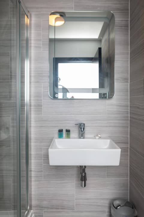 Paddington Park Hotel — bathroom