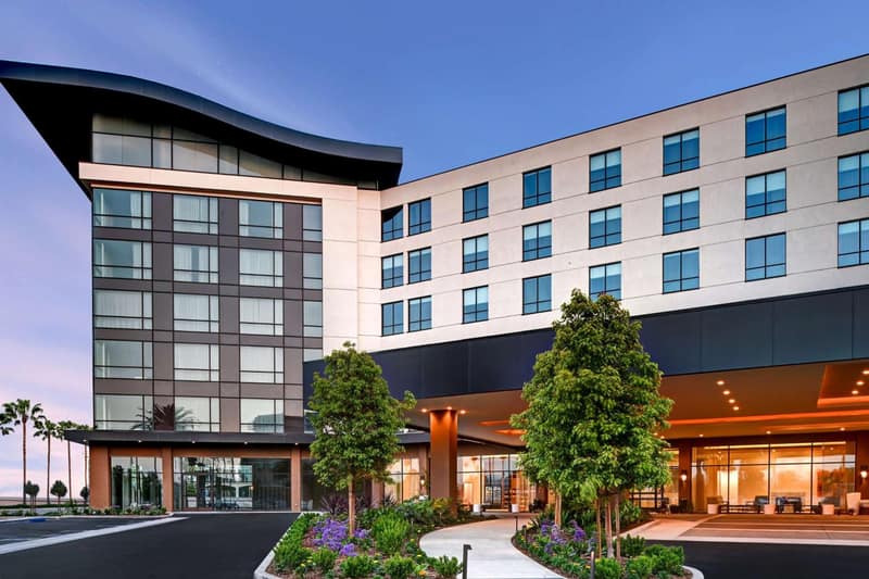 Hilton Garden Inn Anaheim Resort — building